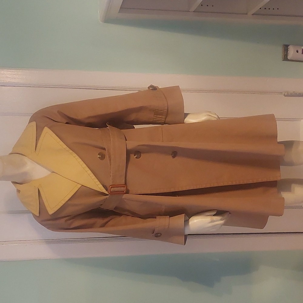 Vintage trench coat. Khaki and yellow